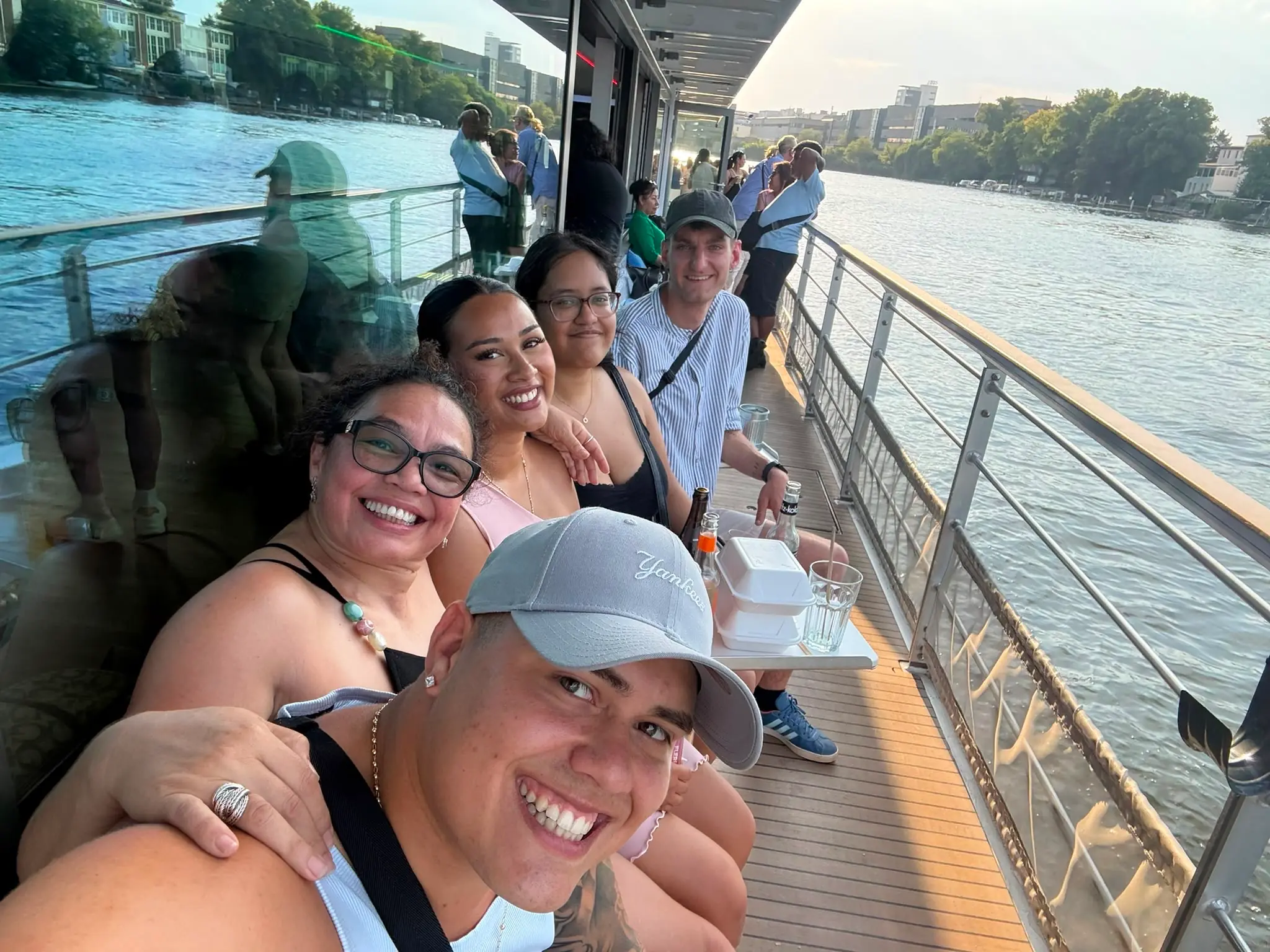 Selfie des Teams auf dem Oberdeck während der Bootstour