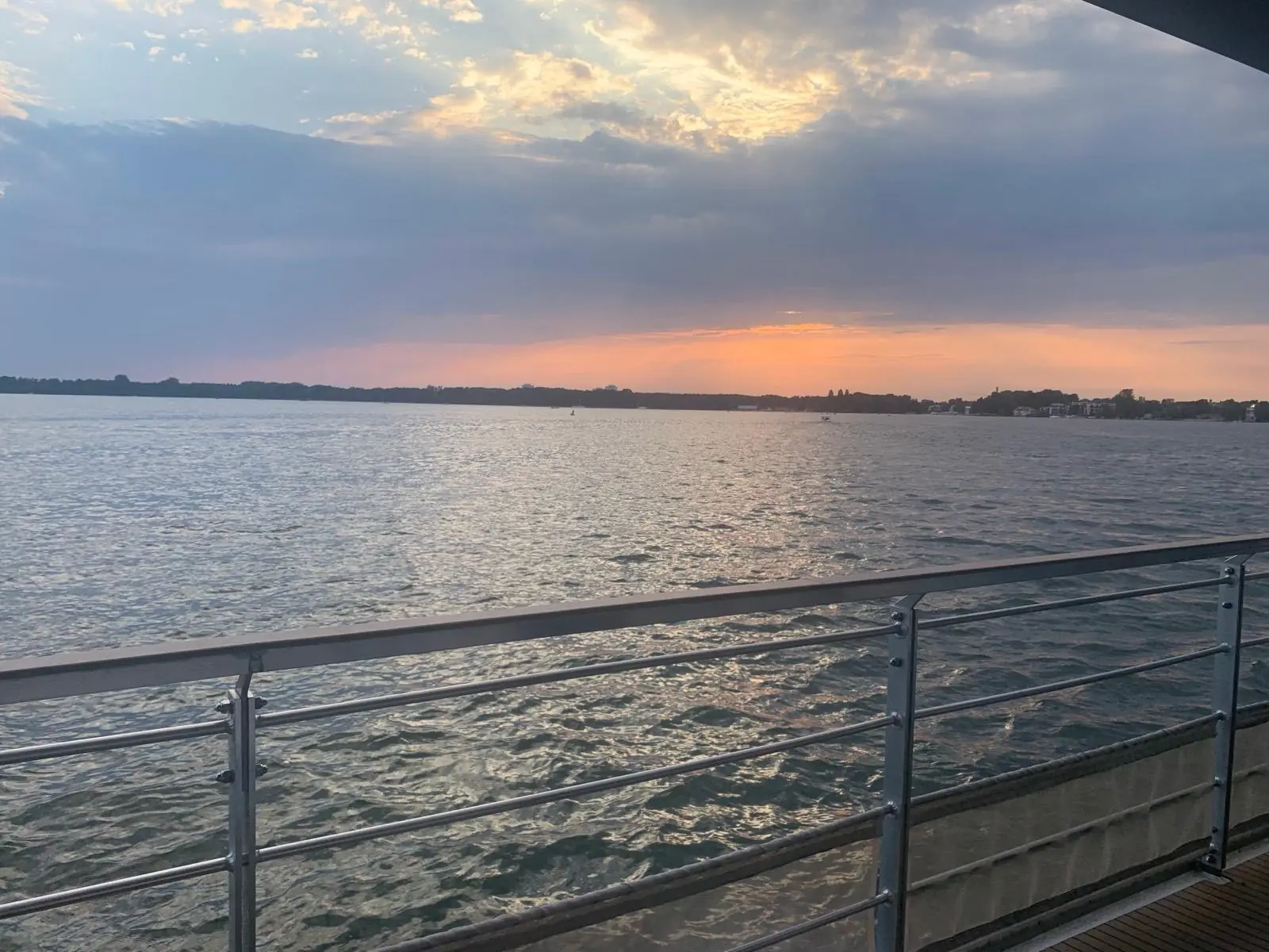 Abendlicht über dem See, Blick über die Reling
